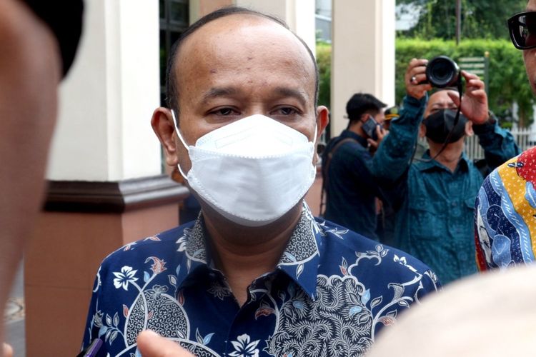Deny Hariyatna, Kuasa hukum tersangka kasus pencabulan berinisial MSA, usai menghadiri persidangan praperadilan di Pengadilan Negeri Jombang, Jawa Timur, Kamis (20/1/2022).