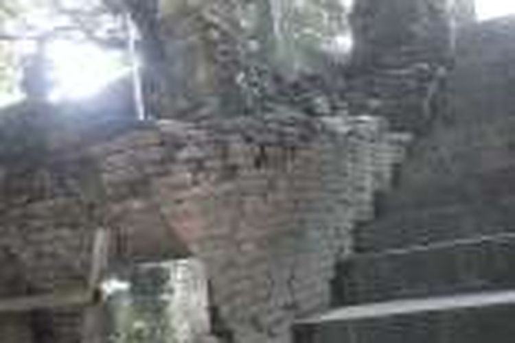 Patung Naga Puspa di Kawasan Kompleks Sunan Giri, Gresik, yang terlihat kurang terawat.