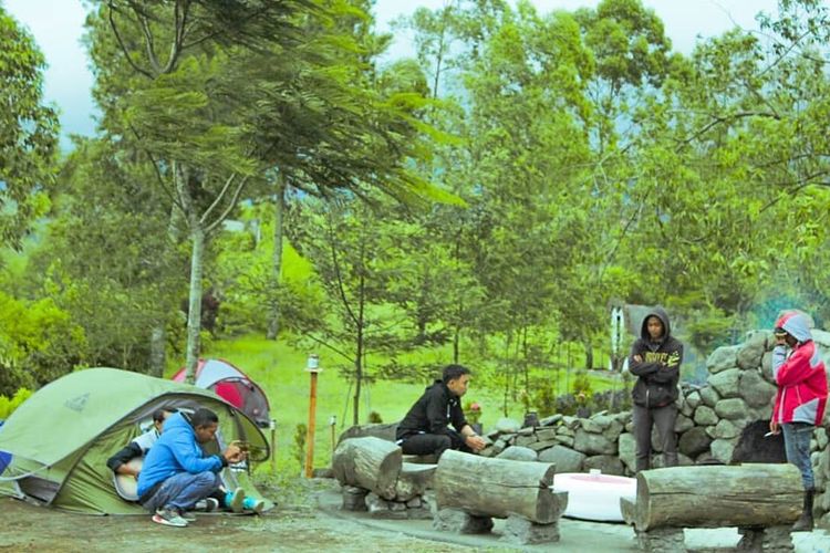 Berkemah di Romantic Camp di kawasan Gunung Banyak