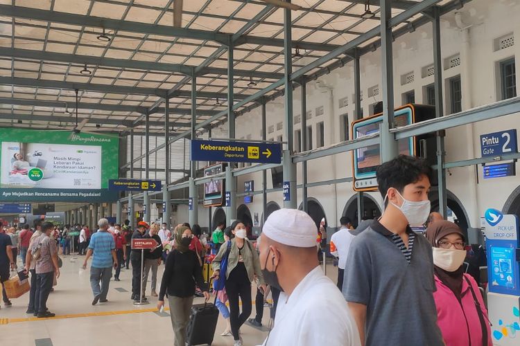 Suasana Stasiun Pasar Senen, Jakarta Pusat, terpantau ramai dan kondusif usai liburan Lebaran telah berakhir, Selasa (10/5/2022).