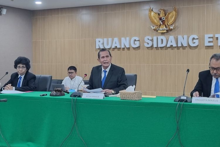 Dewan Pengawas Komisi Pembernatasan Korupsi (Dewas KPK) menjatuhkan sanksi etik berat ke Pegawai Negeri yang Dipekerjakan (PNYD) dari Polri, Sopian Hadi, Rabu (27/3/2024).