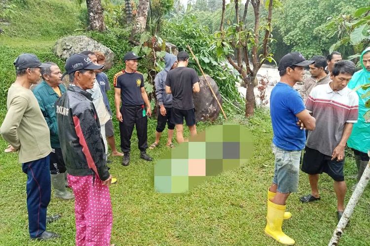 Deddy (67) dan Astuti (53), tewas terseret arus Kali Ciesek atau anak Sungai Ciliwung di kawasan Puncak Bogor, Jawa Barat, pada Senin (27/2/2023). Pasangan suami istri lanjut usia atau pasutri lansia ini terpeleset dan jatuh saat buang air kecil di kali yang berada di Kampung Cinangka, Desa Cipayung Girang, Kecamatan Megamendung.