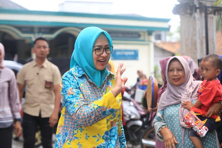 Calon Gubernur (Cagub) Banten, Airin Rachmi Diany dalam kegiatan silaturahmi dengan masyarakat di Kecamatan Rangkasbitung, Kabupaten Lebak, Senin (14/10/2024).