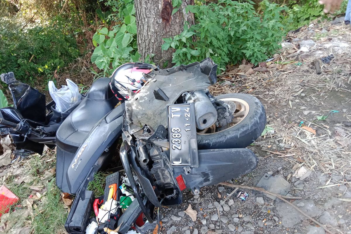 Sepeda motor korban rusak parah usai kecelakaan lalu lintas di Jalan Raya jurusan Babat-Jombang yang masuk wilayah Desa Sendangrejo, Kecamatan Ngimbang, Lamongan, Jawa Timur, Rabu (11/1/2023).