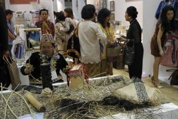 Seorang perempuan dayak mendemonstrasikan kerajianan anyaman di  Rumah Indonesia di Tokyo International Gift Show (TIGS), Tokyo, Rabu (4/9/2013). Sebanyak 36 perajin Indonesia yang diinisiasi oleh Dekranas berpartisipasi dalam pameran internasional ini.