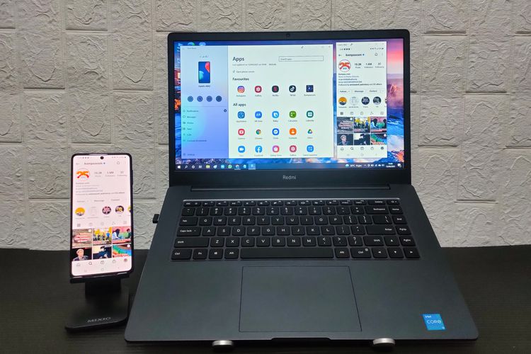 Dengan fitur Your Phone, layar ponsel Samsung bisa langsung ditampilkan di layar laptop RedmiBook 15. 