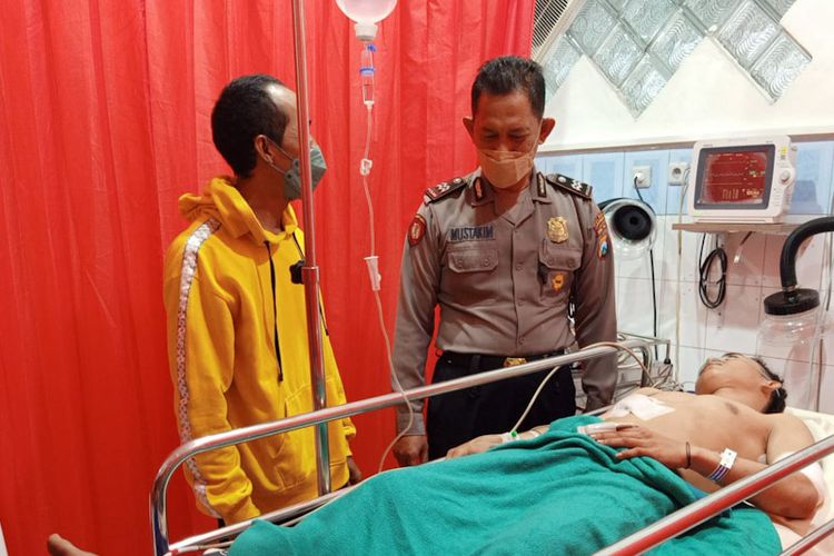 Remaja korban penusukan di Lamongan (RDA), saat menjalani perawatan di rumah sakit akibat luka yang dialami.