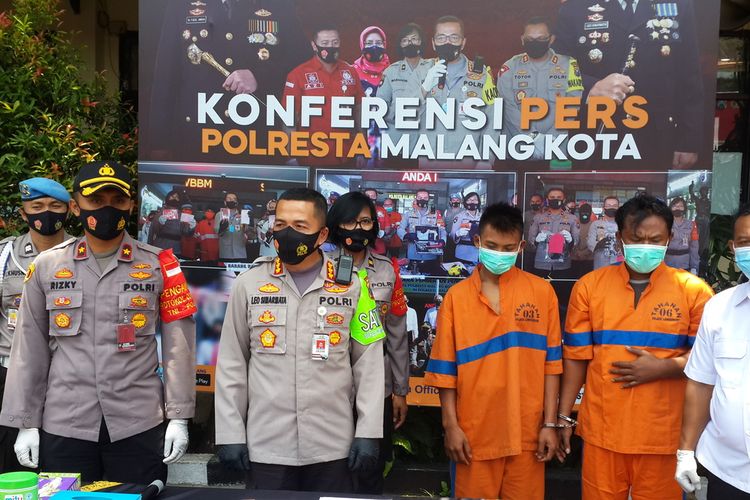 Kapolresta Malang Kota, Kombes Pol Leonardus Simarmata saat merilis dua pelaku curanmor di Mapolresta Malang Kota, Rabu (7/10/2020).