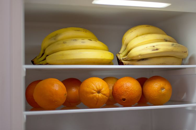Ilustrasi menyimpan jeruk di kulkas. 