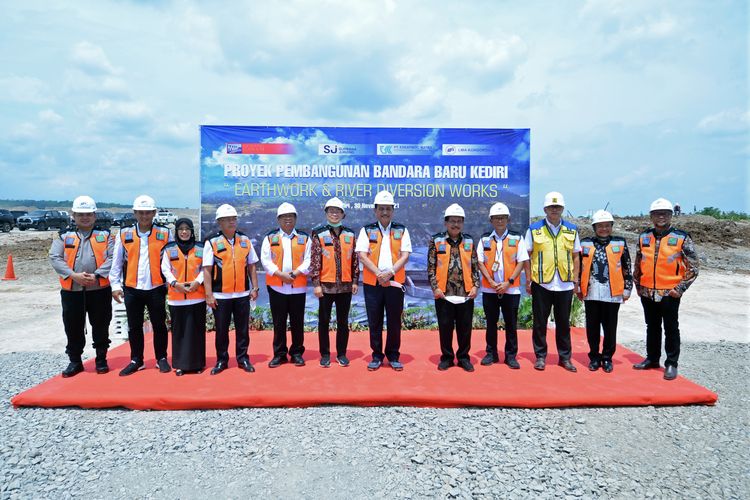 Kunjungan kerja Menteri Luhut Binsar Panjaitan beserta Menteri Sofyan Djalil di lokasi pembangunan Bandara Internasional Dhoho Kediri, Selasa (30/11/2021).