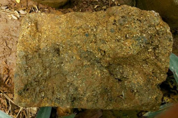 Batuan berpasir yang ditemukan tim peneliti di situs kuno Watu Gong, Selomerto, Kabupaten Wonosobo, Jawa Tengah, Kamis (16/11/2017)