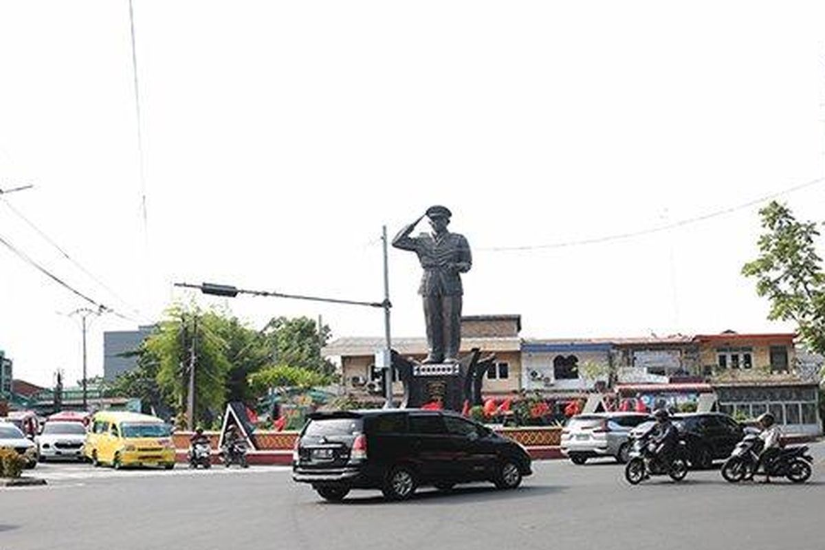 Sejumlah kendaraan melintas di Simpang Jalan Jamin Ginting, Kota Medan, Kamis (15/6/2023) sore. Jalan Letjen Jamin Ginting sepanjang 71,3 kilometer yang melintasi Kota Medan, Kabupaten Deliserdang dan Karo dinobatkan sebagai jalan nasional terpanjang di Indonesia, oleh Museum Rekor Dunia Indonesia (MURI).