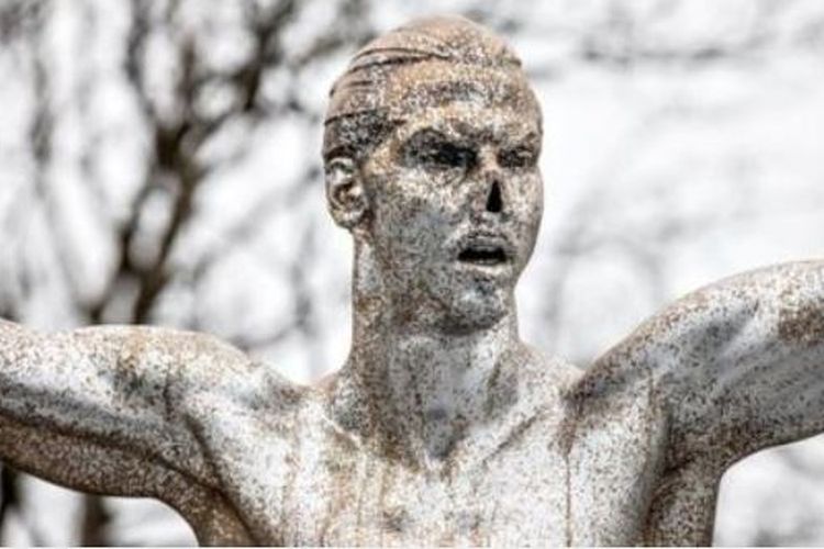 Hidung di patung Zlatan Ibrahimovic dipotong oleh oknum tak bertanggung jawab.