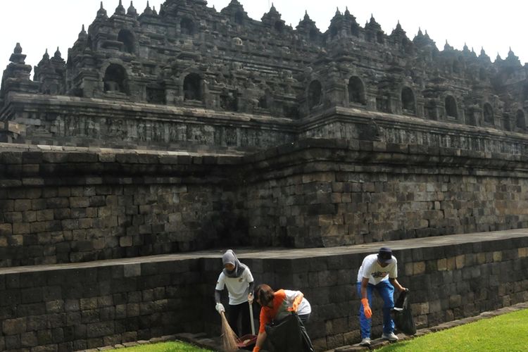 Pengelola membersihkan lingkungan sekitar Candi Borobudur, Magelang, dalam rangka hari Peduli Sampah Nasional, Jumat (24/2/2017).