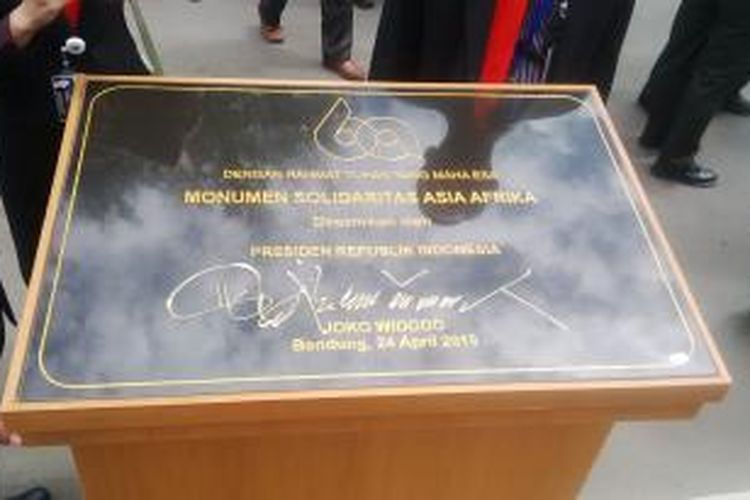 Prasasti Monumen 'Solidaritas Asia Afrika' diresmikan oleh Presiden Joko Widodo, di Jalan Asia Afrika, Bandung, Jawa Barat, Jumat, (24/4/2015). Prasasti ini diresmikan ditandai dengan pembunuhan tanda tangan Jokowi.