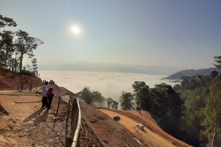 Pengunjung tengah menikmati panorama hamparan awan di Gunung Luhur Kabupaten Lebak, Banten, Rabu (18/9/2019)