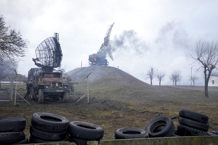 Radar rusak dan peralatan lainnya terlihat di fasilitas militer Ukraina di luar Mariupol, Ukraina, Kamis (24/2/2022). Rusia telah meluncurkan rentetan serangan udara dan rudal ke Ukraina Kamis pagi.