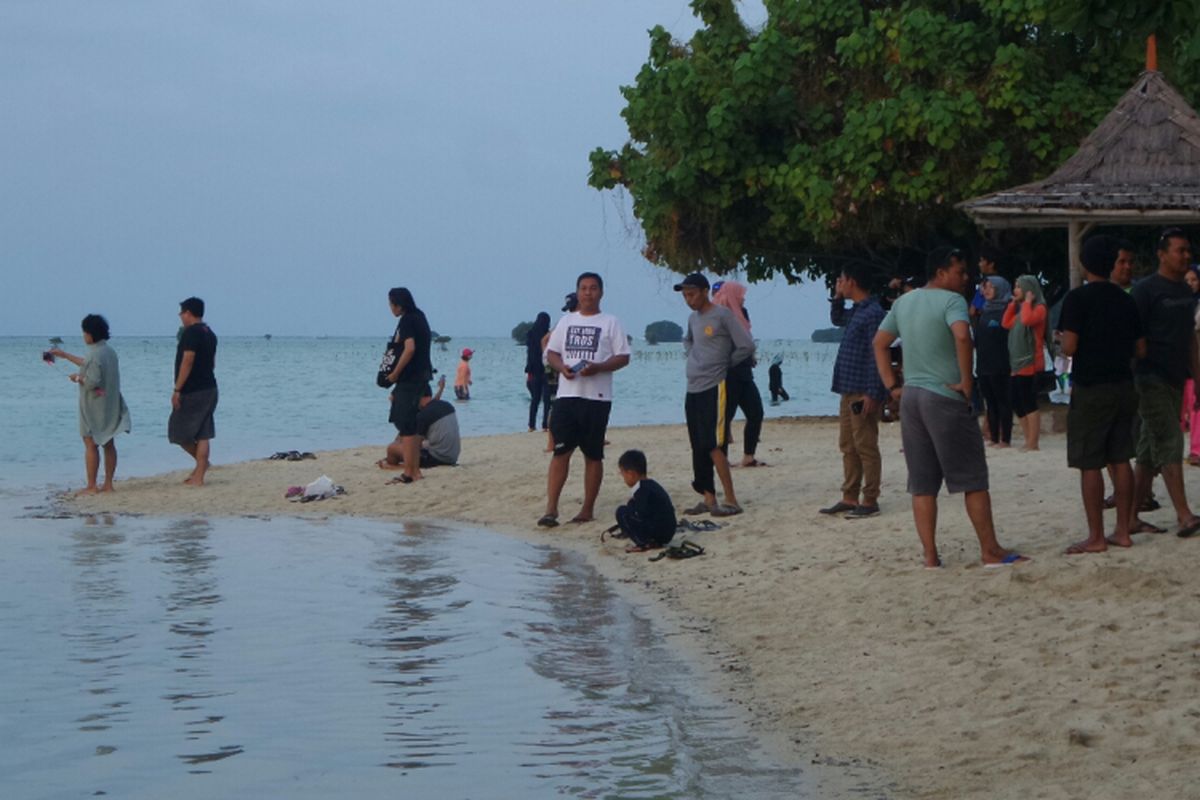 Pantai Perawan di Pulau Pari, Kepulauan Seribu, Sabtu (12/8/2017). 