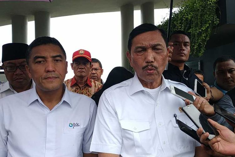 Luhut saat tinjau KEK Mandalika.