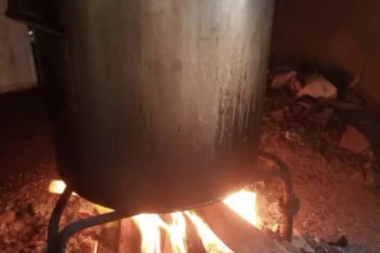 Warga Pamekasan Masak Pakai Kayu Bakar Imbas Elpiji 3 Kg Langka dan Mahal, Ini Kata Pertamina