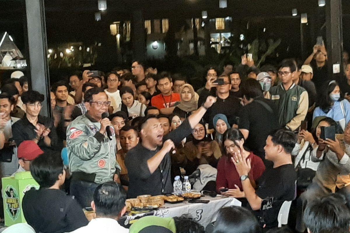 Calon wakil presiden nomor urut 3 Mahfud MD saat di acara Tabrak Prof di Koat Kopi Seturan, Sleman, Senin (5/02/2024).