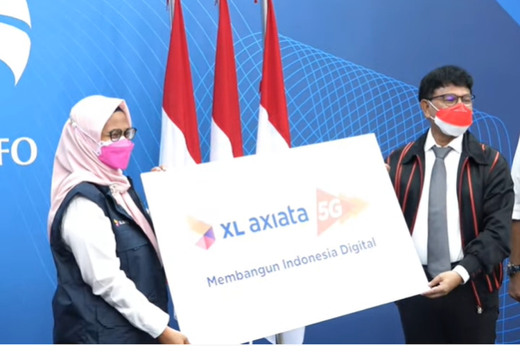 Direktur Utama PT XL Axiata Dian Siswarini (kiri) serta Menteri Komunikasi dan Informatika (Kemenkominfo) berfoto bersama setelah acara konferensi pers pengumuman lolosnya XL Axiata atas Uji Laik Operasional (ULO) untuk menggelar jaringan 5G.
