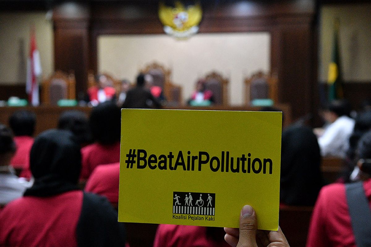 Sejumlah warga mengikuti sidang perdana gugatan terkait polusi udara Jakarta di Pengadilan Negeri Jakarta Pusat, Jakarta, Kamis (1/8/2019). Sidang gugatan oleh sejumlah LSM yang tergabung dalam Gerakan Inisiatif Bersihkan Udara Koalisi Semesta yang ditujukan kepada Presiden Joko Widodo, Menteri LHK Siti Nurbaya, Menkes Nila Moeloek, Mendagri Tjahjo Kumolo, Gubernur DKI Jakarta Anies Baswedan, Gubernur Jawa Barat Ridwan Kamil, dan Gubernur Banten Wahidin Halim tersebut ditunda karena  berkas dan dokumen surat kuasa hukum dari penggugat belum lengkap.