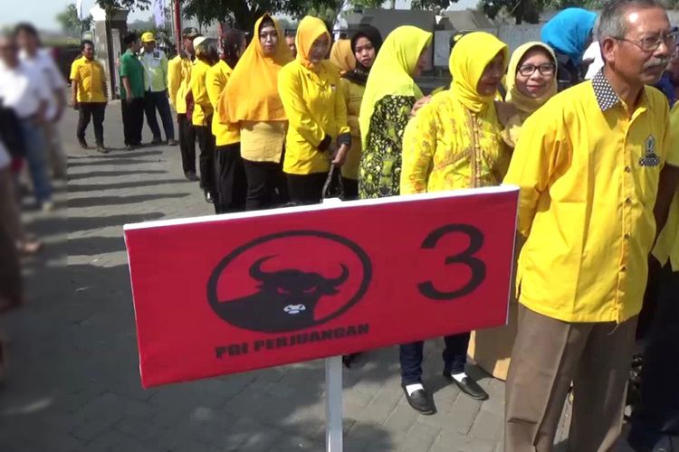 Apel pengibaran bendera partai politik peserta Pemilu 2019 dan Deklarasi Gerakan Melindungi Hak Pilih (GMHP), di KPU Jombang Jawa Timur, Rabu (17/10/2018) pagi. 