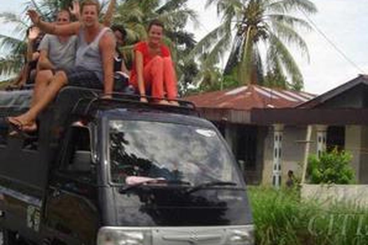 Para wisatawan mancanegara ini mungkin ingin menikmati sesuatu yang lain. Mereka berwisata ke Bukit Lawang Kabupaten Langkat Propinsi Sumatera dengan menumpang di atas atap sebuah angkot.