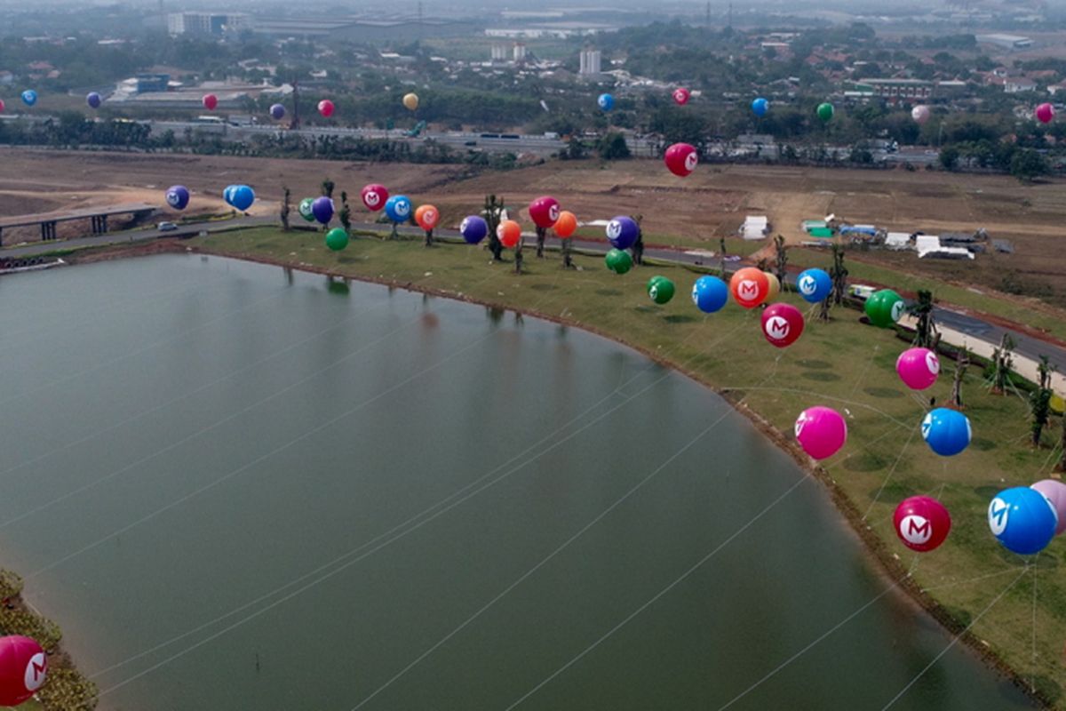 Foto udara kawasan Central Park di kawasan Kota Baru Meikarta, Cikarang, Bekasi, Jawa Barat, Senin (4/9/2017). Meikarta telah membangun central park, yakni sebuah taman terbuka hijau seluas 100 hektar. Taman ini memiliki berbagai tanaman, lengkap dengan kebun binatang mini hingga jogging track.