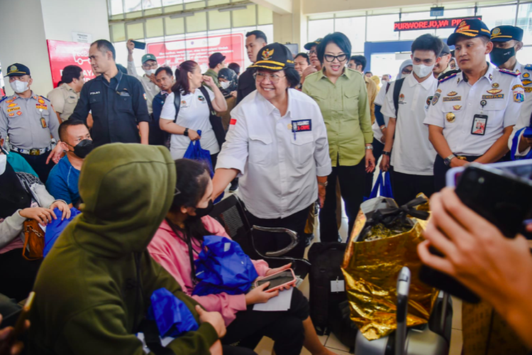 Menteri Lingkungan Hidup dan Kehutanan Siti Nurbaya meninjau arus mudik di Terminal Pulo Gebang Jakarta Timur, Selasa (18/4/2023).
