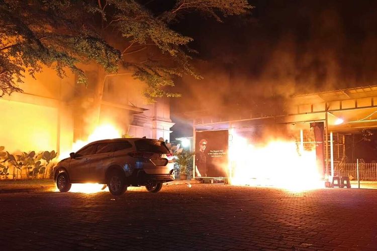 Perempuan Ditangkap Usai Bakar Mobil dan Dua Motor di Perumahan Elite Palembang