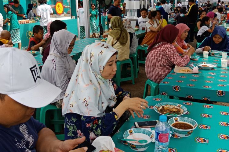 Suasana Festival Jajanan Bango 2018, di Park & Ride Thamrin 10, Jakarta, Sabtu (14/4/2018). Lebih dari 80 gerai kukiner otentik Nusantara dihadirkan dalam festival kuliner ini.