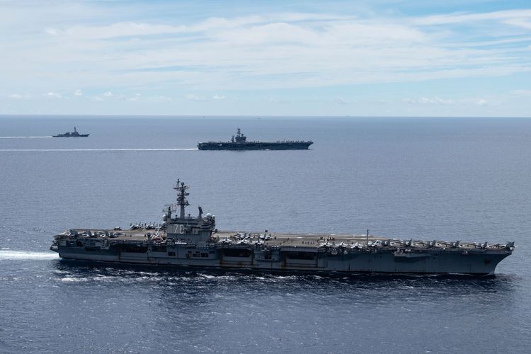 Kapal Induk Amerika Serikat USS Ronald Reagan (CVN 76) (di depån) dan USS Nimitz (di belakang) sedang berlayar di Laut Cina Selatan (6/7/2020)