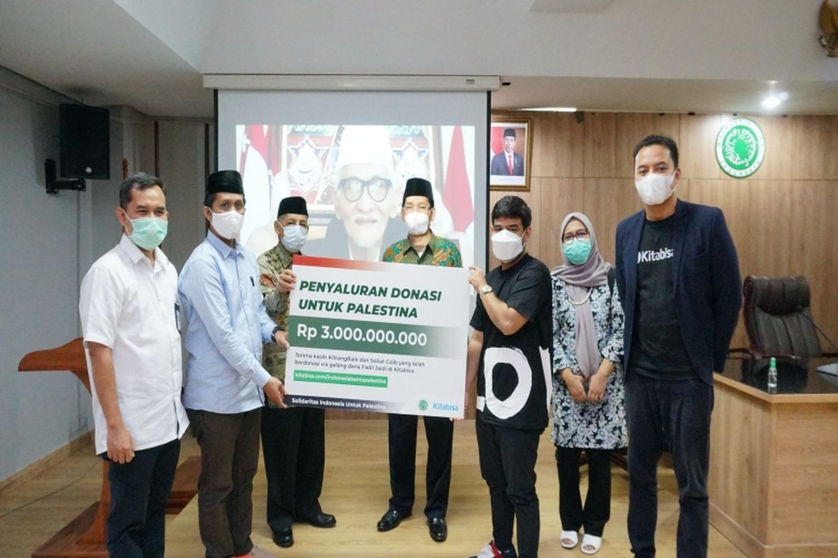  Fadil Jaidi dan Kitabisa.com menyalurkan donasi senilai Rp 3 miliar melalui MUI untuk Palestina.