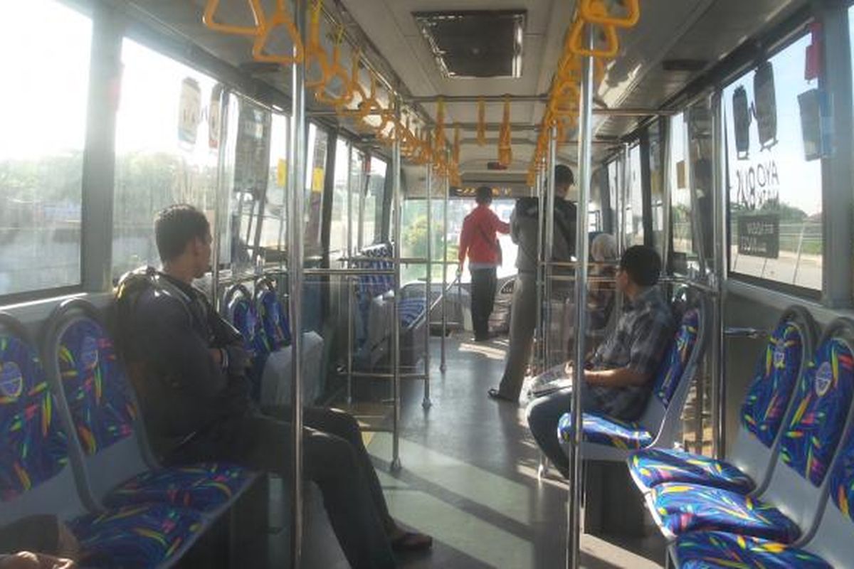 Situasi di dalam bus transjakarta rute Terminal Depok-BNN Cawang yang terpantau masih minim peminat. Situasi tersebut terlihat pada hari kedua pengoperasiannya, Selasa (21/6/2016).