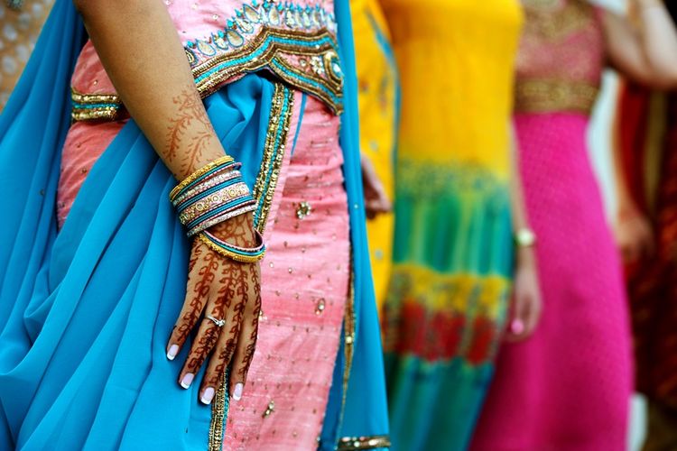 Ilustrasi perempuan India mengenakan sari.