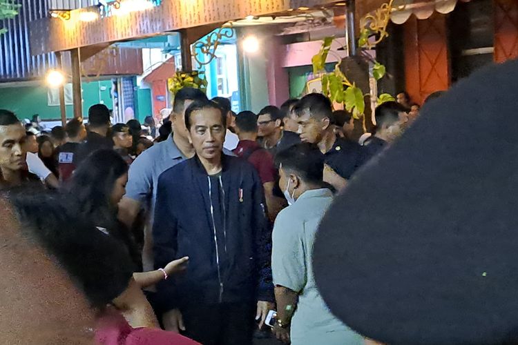 Presiden Joko Widodo (Jokowi) menyapa warga di Kawasan Gatot Subroto-Ngarsopuro, Kota Solo, Jawa Tengah (Jateng), Minggu (31/12/2023).