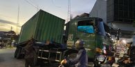 Jalan Sempit Joglo Dilewati Truk Kontainer, Warga Minta Pembatasan Jam Operasional