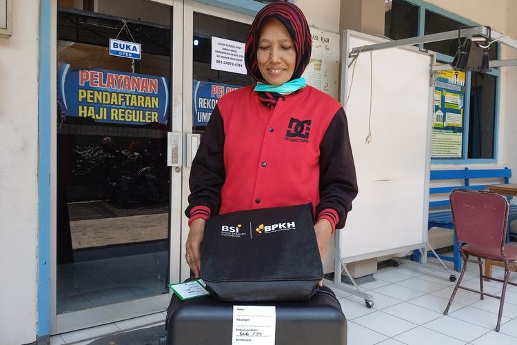 Caption: Lilik Suwarni (49), penjahit rumahan asal Desa Babadan, Kecamatan Pace, Kabupaten Nganjuk, Jawa Timur, yang berangkat haji tahun ini