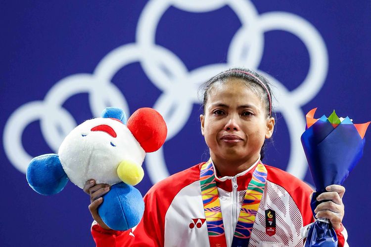 Lifter putri Indonesia, Lisa Setiawati berdiri di podium seusai turun pada kelas 45 kilogram putri di Ninoy Aquino Memorial Stadium, Manila, Filipina, Minggu (1/12/2019). Lisa Setiawati menyumbang medali perak dari cabang angkat besi dengan total angkatan 169 kg.