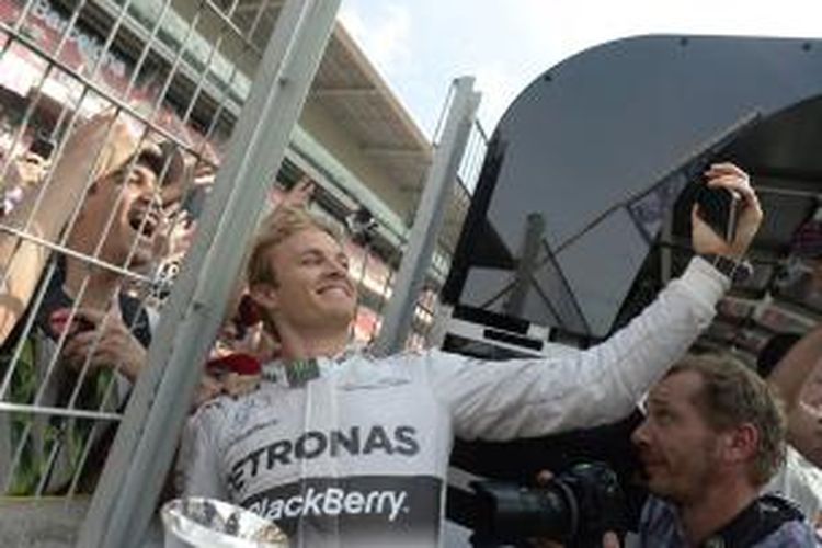 Pebalap Mercedes asal Inggris, Nico Rosberg, melakukan selfie bersama para penggemar setelah menyelesaikan GP Spanyol di Sirkuit Catalunya, Minggu (11/5/2014). Rosberg finis kedua.