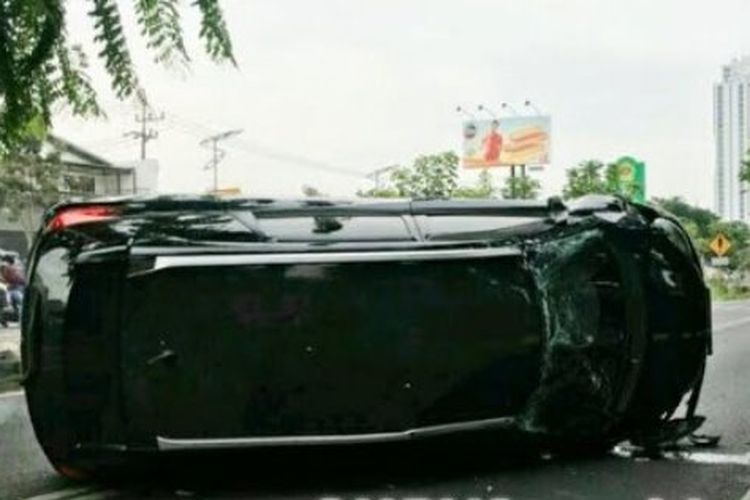 Kondisi mobil Honda Mobilio yang celaka di Jalan Ahmad Yani Surabaya, Jawa Timur, Kamis (20/9/2018).
