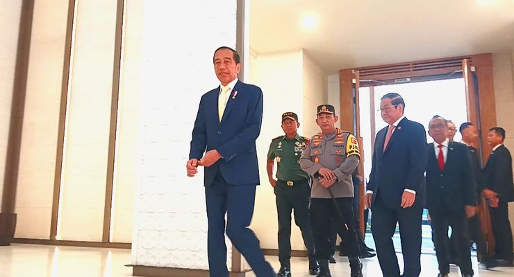 Jokowi, Dasi Kuning "Golkar", Kemeja Putih "Gerindra", dan Jas Biru "Demokrat-PAN"