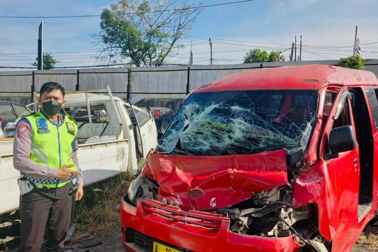 Angkot Bawa Penumpang Karyawan Pabrik Tabrak Truk di Tol Tangerang Merak, 14 Orang Luka-luka