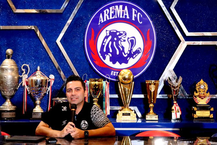 Pelatih Arema FC, Javier Roca saat preskon terkait perkembangan tim pasca Tragedi Kanjuruhan di Kantor Arema FC, Sabtu (22/10/2022) siang.