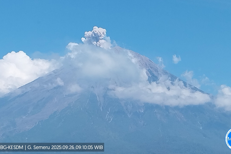 Visual erupsi Gunung Semeru dengan letusan setinggi 700 meter, Kamis (26/9/2025).