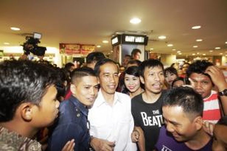 Calon presiden dan juga Gubernur DKI Jakarta Joko Widodo (Jokowi) saat mengunjungi Central Plaza, Bandar Lampung, Provinsi Lampung, Jumat (21/3/2014).