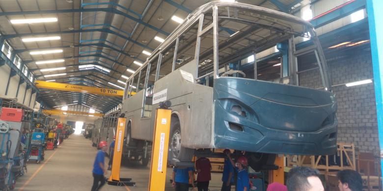 Salah satu bus yang tengah dirakit di pabrik perusahaan karoseri CV Laksana, di Ungaran, Jawa Tengah, Rabu (29/7/2015)