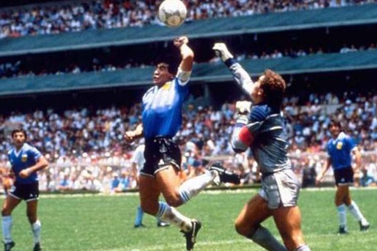 Aksi Diego Maradona ketika mengalahkan kiper Inggris, Peter Shilton, dalam perebutan bola di udara pada laga perempat final Piala Dunia 1986 di Meksiko. Gol ini kemudian dikenal dengan sebutan Gol Tangan Tuhan.